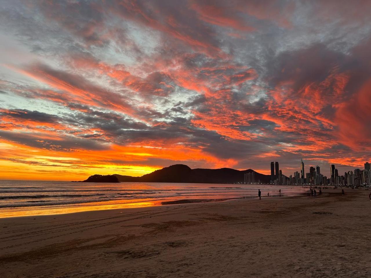 Апартаменты Avenida Atlantica, Beira Mar, Pe Na Areia Балнеариу-Камбориу Экстерьер фото