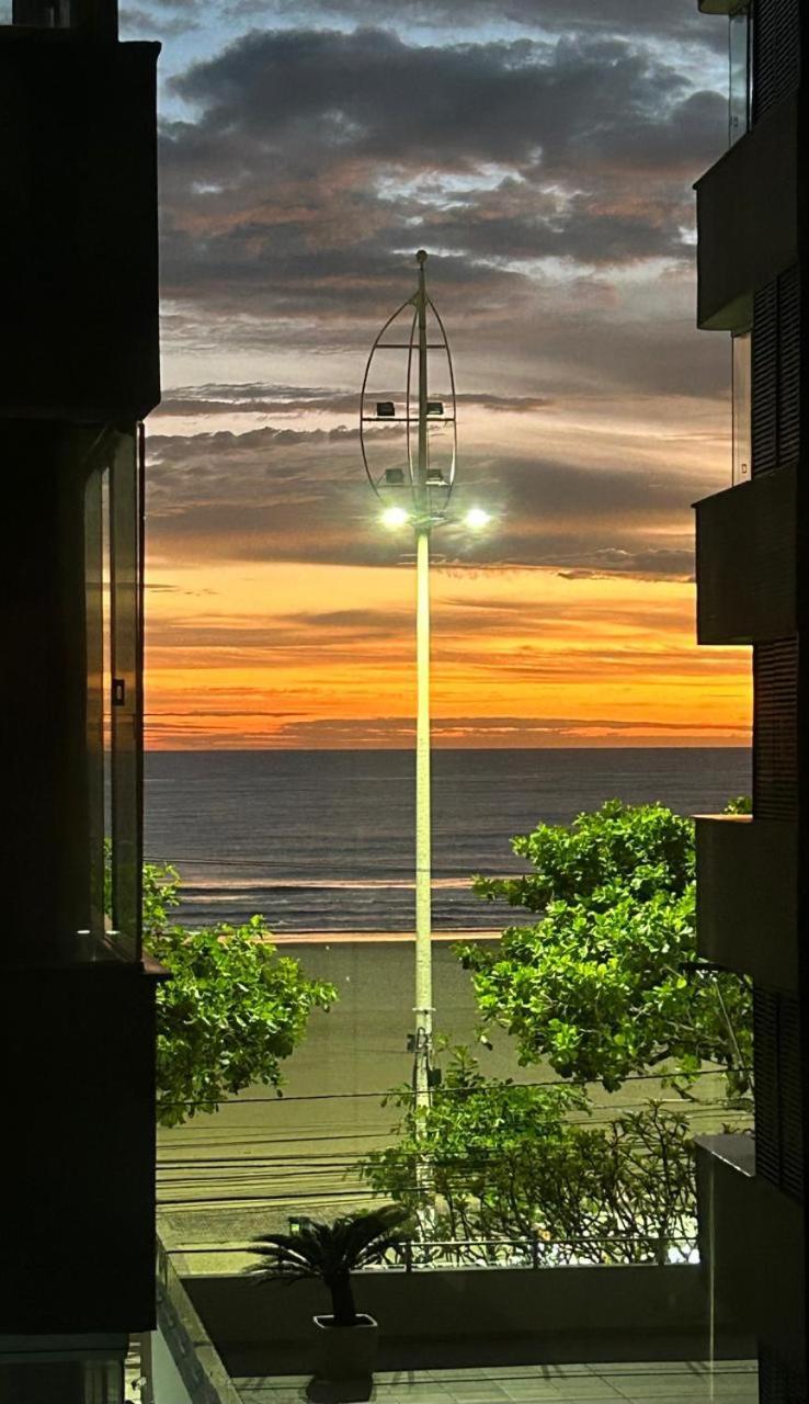Апартаменты Avenida Atlantica, Beira Mar, Pe Na Areia Балнеариу-Камбориу Экстерьер фото